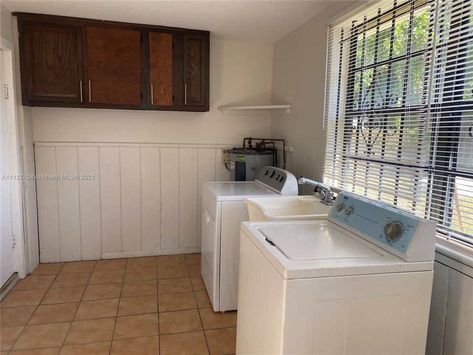 Recently Rented: $2,600 (3 beds, 2 baths, 1359 Square Feet)