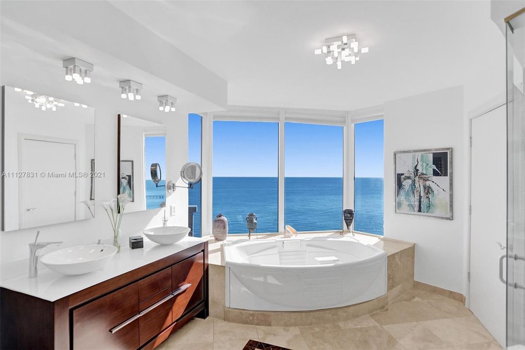最近售出: $2,350,000 (3 贝兹, 3 浴室, 2090 平方英尺)