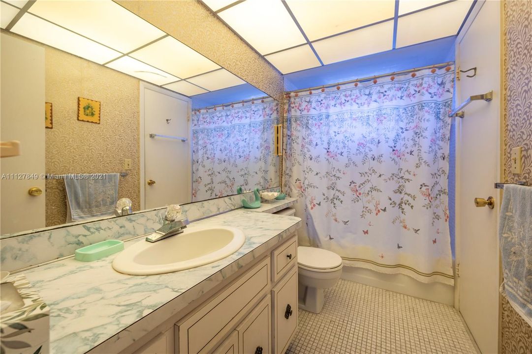 最近售出: $62,000 (1 贝兹, 1 浴室, 684 平方英尺)