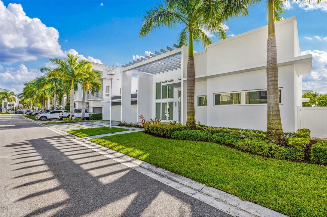 Recently Sold: $1,850,000 (5 beds, 6 baths, 3638 Square Feet)