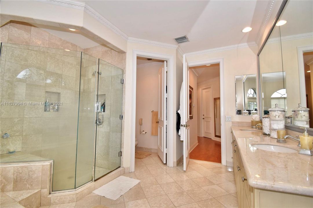 最近售出: $3,300,000 (6 贝兹, 5 浴室, 4479 平方英尺)