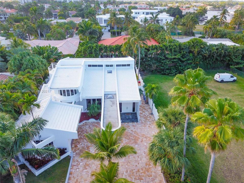 Recently Sold: $2,925,000 (4 beds, 3 baths, 3520 Square Feet)