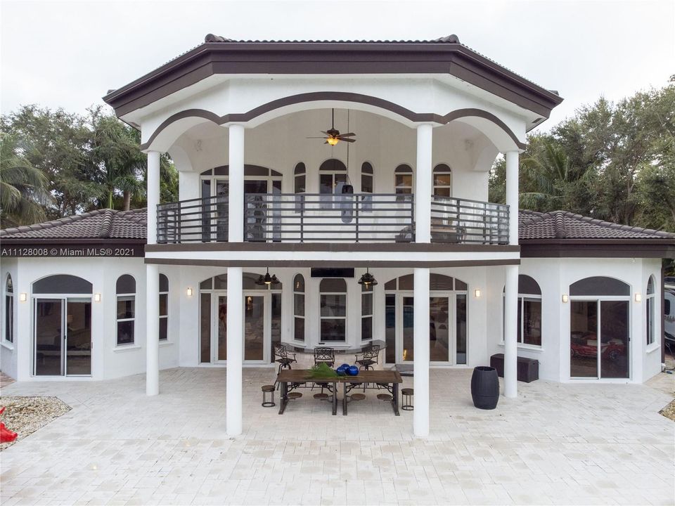 Recently Sold: $2,050,000 (6 beds, 4 baths, 5864 Square Feet)