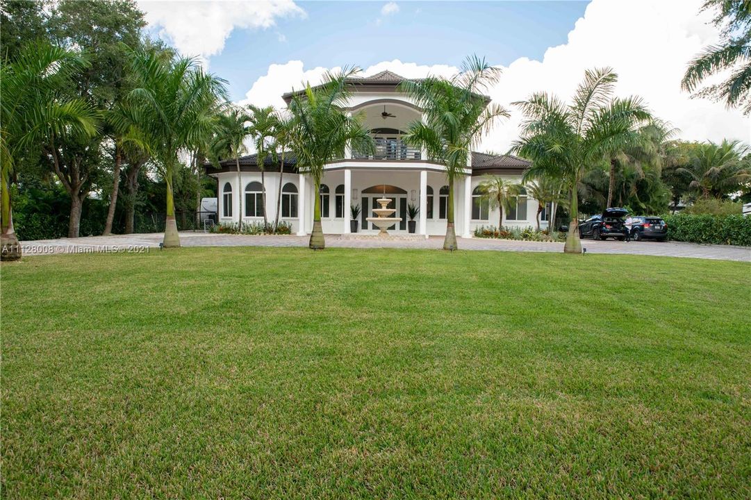 Recently Sold: $2,050,000 (6 beds, 4 baths, 5864 Square Feet)