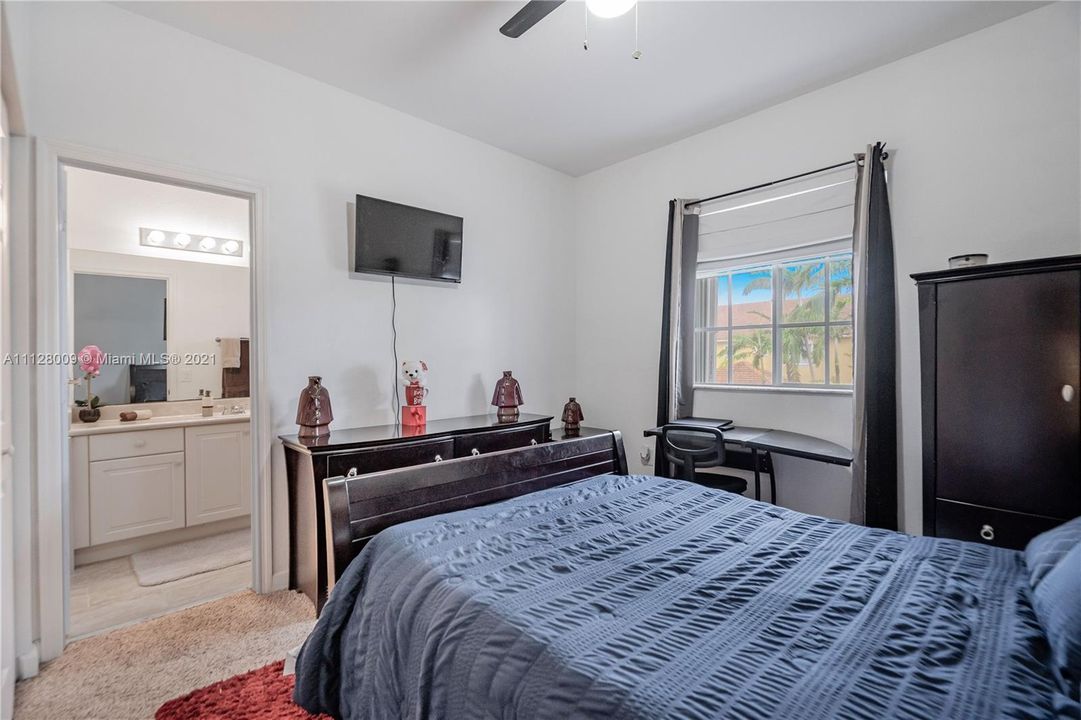 Recently Sold: $319,000 (3 beds, 2 baths, 1404 Square Feet)