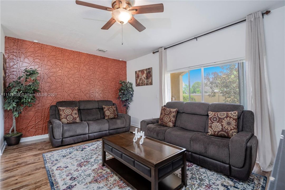 Recently Sold: $319,000 (3 beds, 2 baths, 1404 Square Feet)