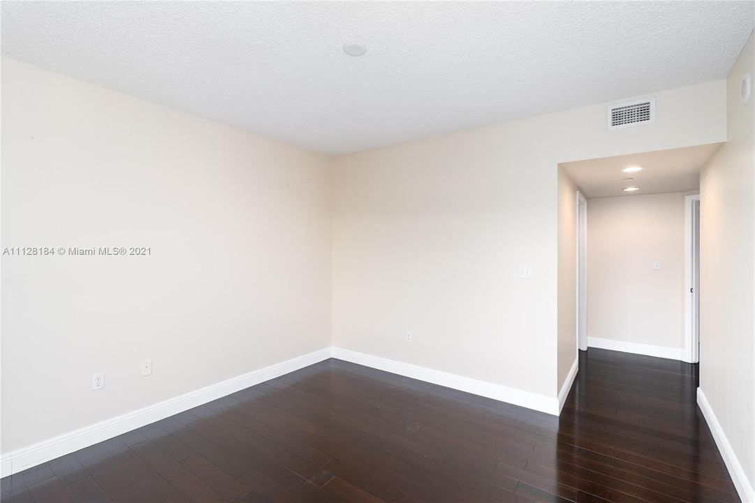 Recently Rented: $4,800 (2 beds, 2 baths, 1262 Square Feet)