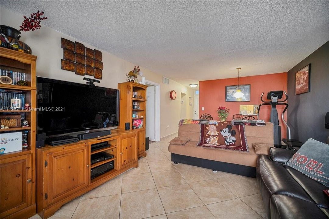 Recently Sold: $274,000 (1 beds, 1 baths, 700 Square Feet)