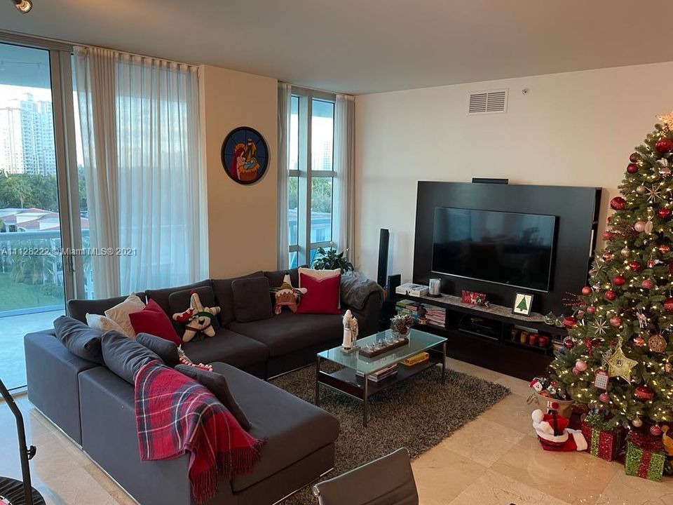 Recently Sold: $980,000 (3 beds, 2 baths, 1818 Square Feet)