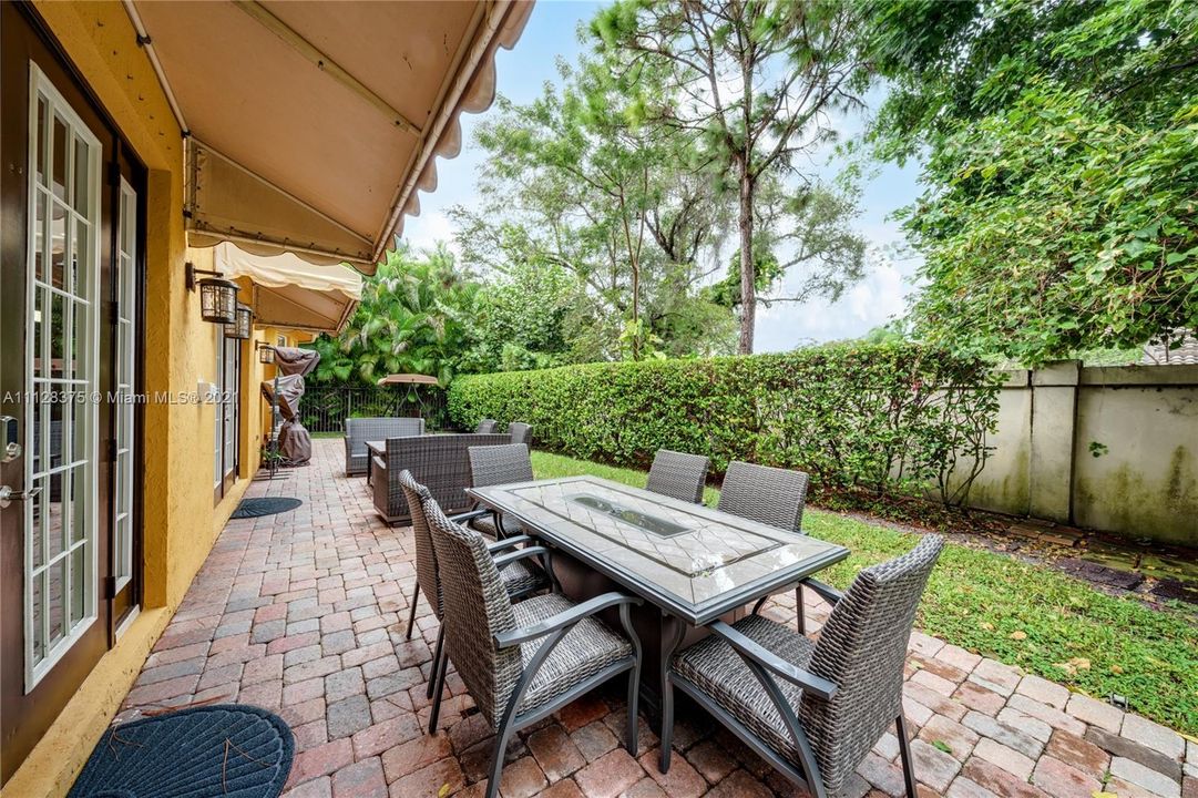 Recently Sold: $725,000 (5 beds, 3 baths, 3565 Square Feet)