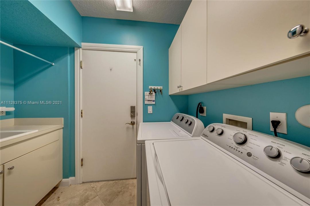 Recently Sold: $725,000 (5 beds, 3 baths, 3565 Square Feet)