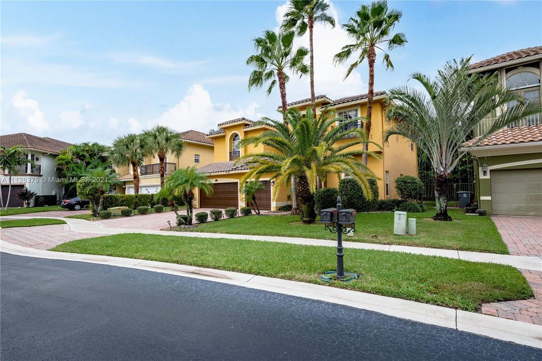 Recently Sold: $725,000 (5 beds, 3 baths, 3565 Square Feet)