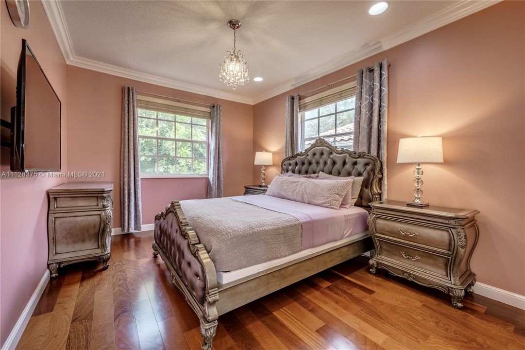 Recently Sold: $725,000 (5 beds, 3 baths, 3565 Square Feet)