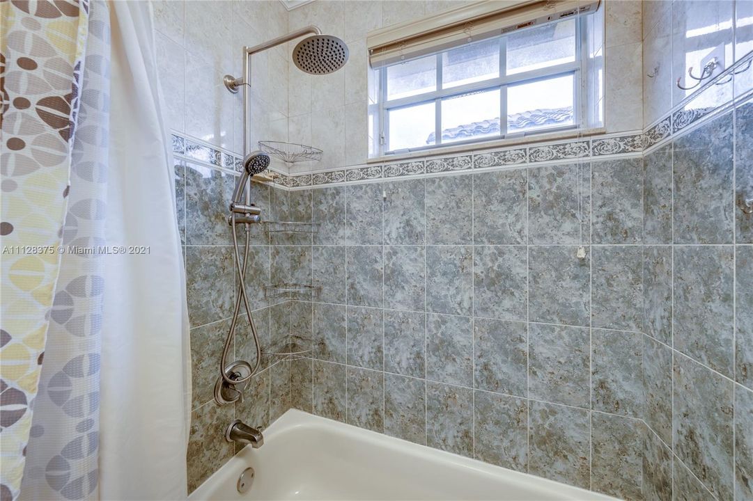 Recently Sold: $725,000 (5 beds, 3 baths, 3565 Square Feet)