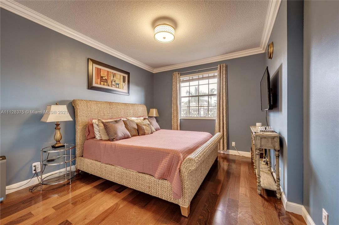 Recently Sold: $725,000 (5 beds, 3 baths, 3565 Square Feet)