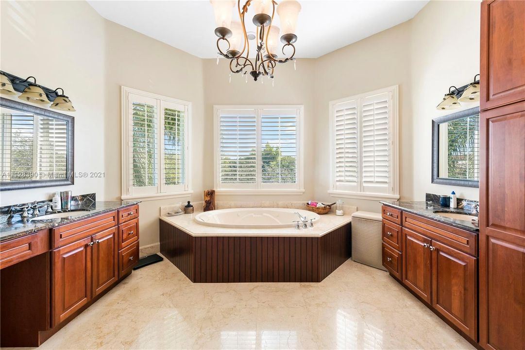 Недавно продано: $2,000,000 (5 спален, 5 ванн, 4809 Квадратных фут)