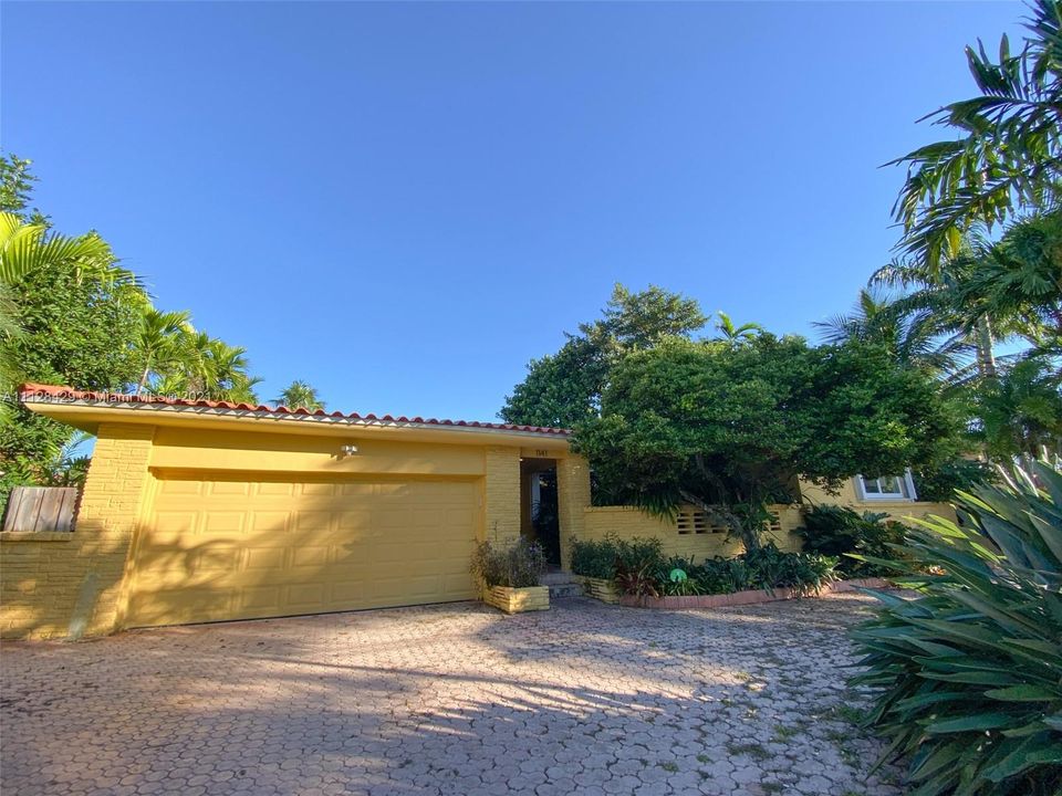 Recently Sold: $1,450,000 (4 beds, 3 baths, 1971 Square Feet)
