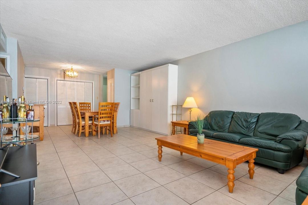 Recently Sold: $405,000 (1 beds, 1 baths, 918 Square Feet)
