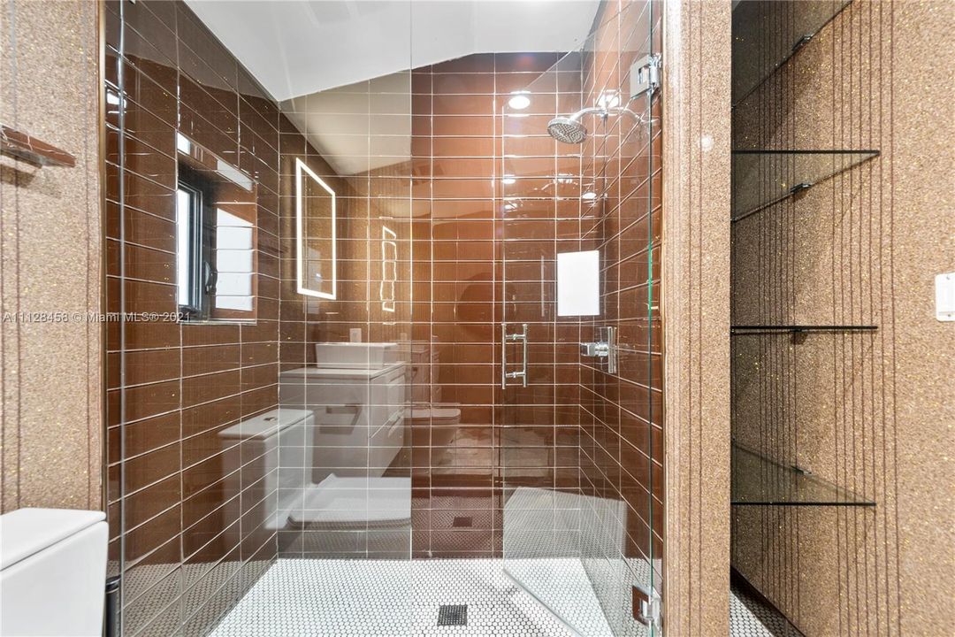 最近售出: $1,995,000 (3 贝兹, 2 浴室, 2141 平方英尺)
