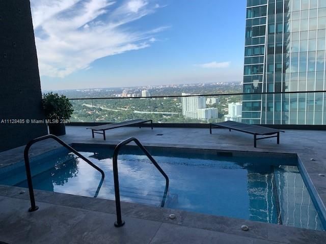 Recently Sold: $635,000 (1 beds, 1 baths, 722 Square Feet)