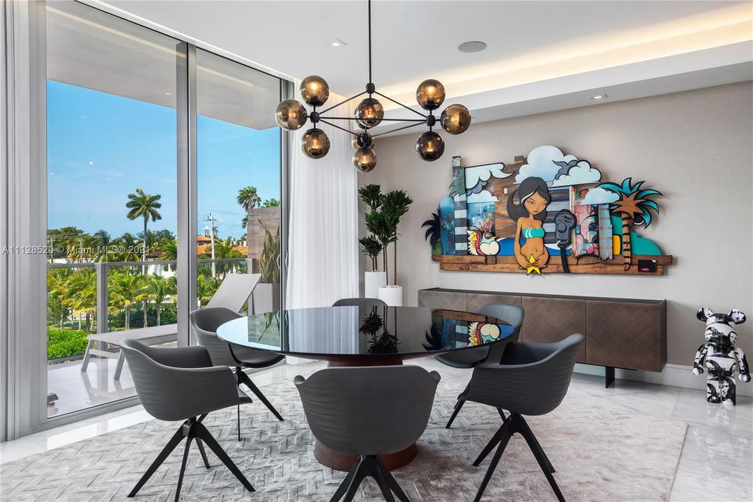Recently Sold: $3,690,000 (3 beds, 3 baths, 1810 Square Feet)