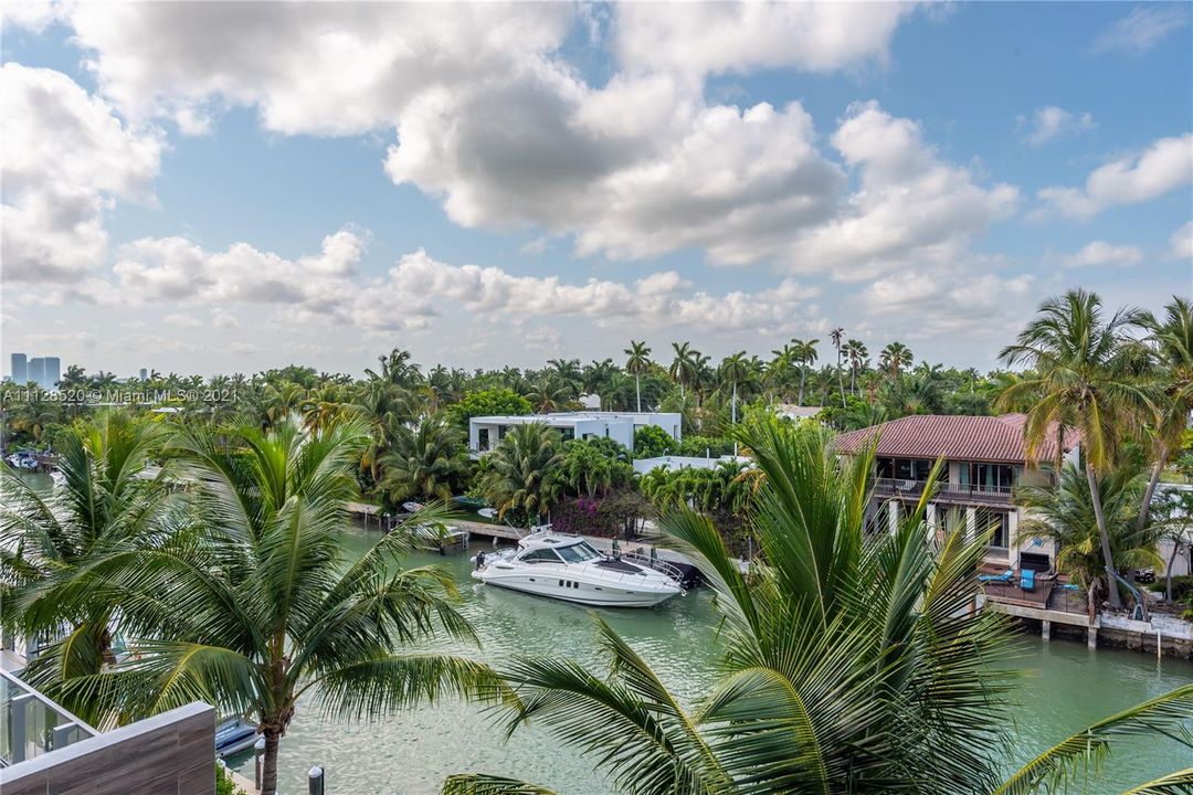 Recently Sold: $3,690,000 (3 beds, 3 baths, 1810 Square Feet)