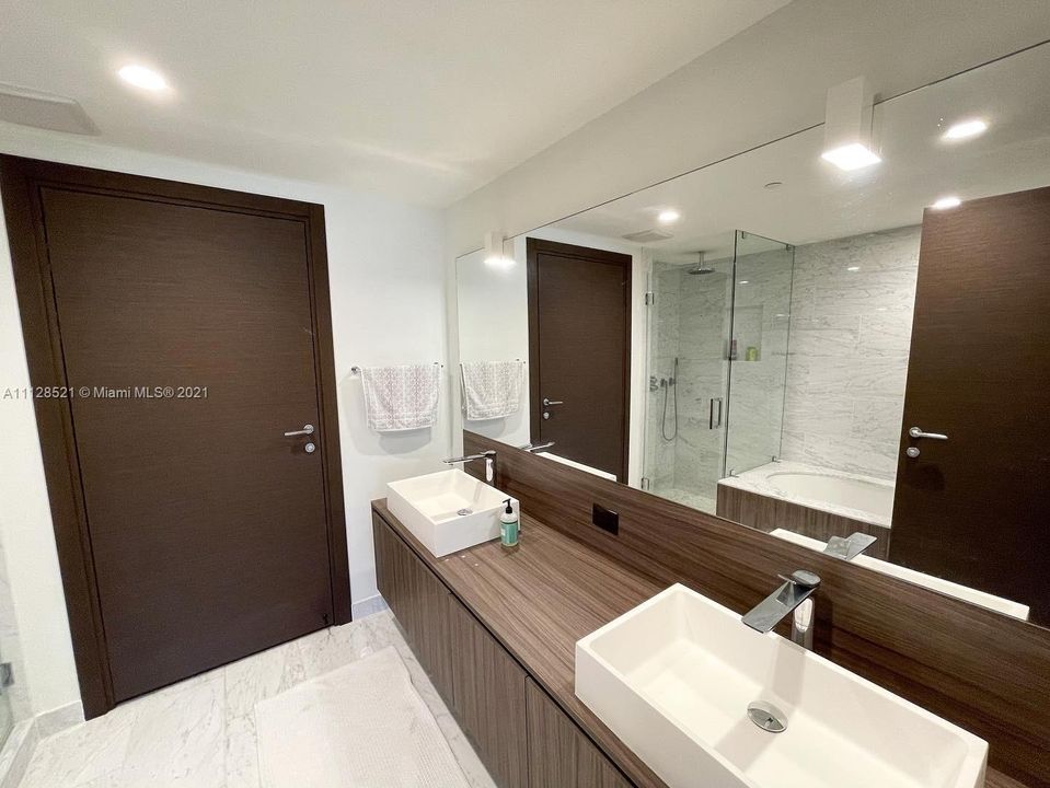Недавно арендовано: $5,500 (1 спален, 1 ванн, 826 Квадратных фут)