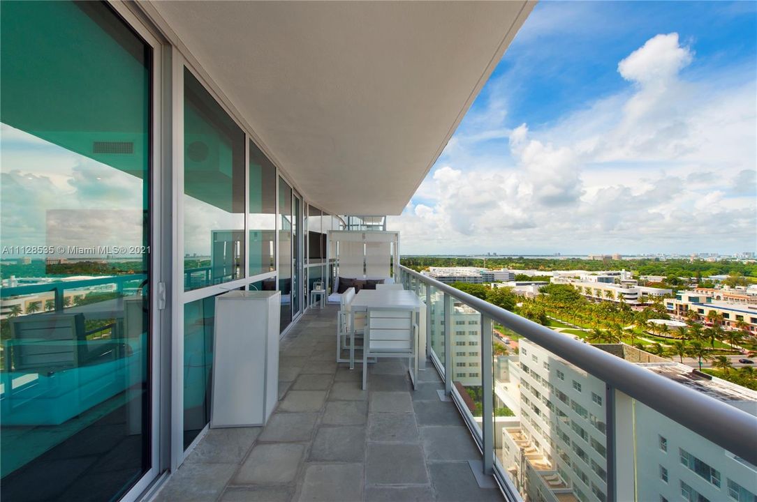 Recently Sold: $3,985,000 (2 beds, 2 baths, 1279 Square Feet)