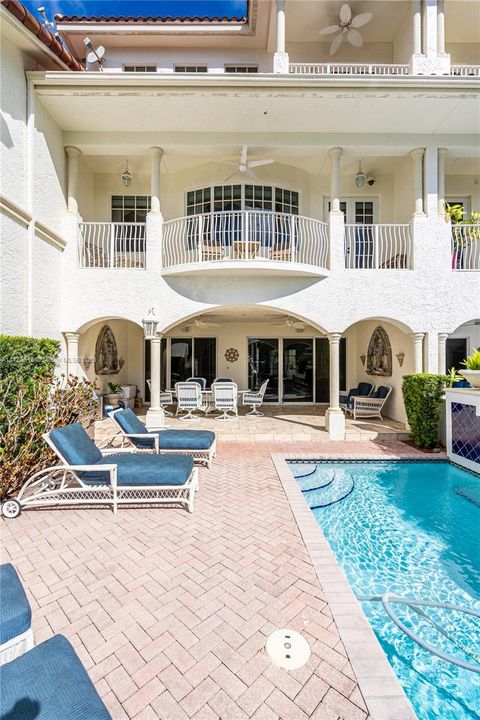 Recently Sold: $2,950,000 (4 beds, 5 baths, 4030 Square Feet)