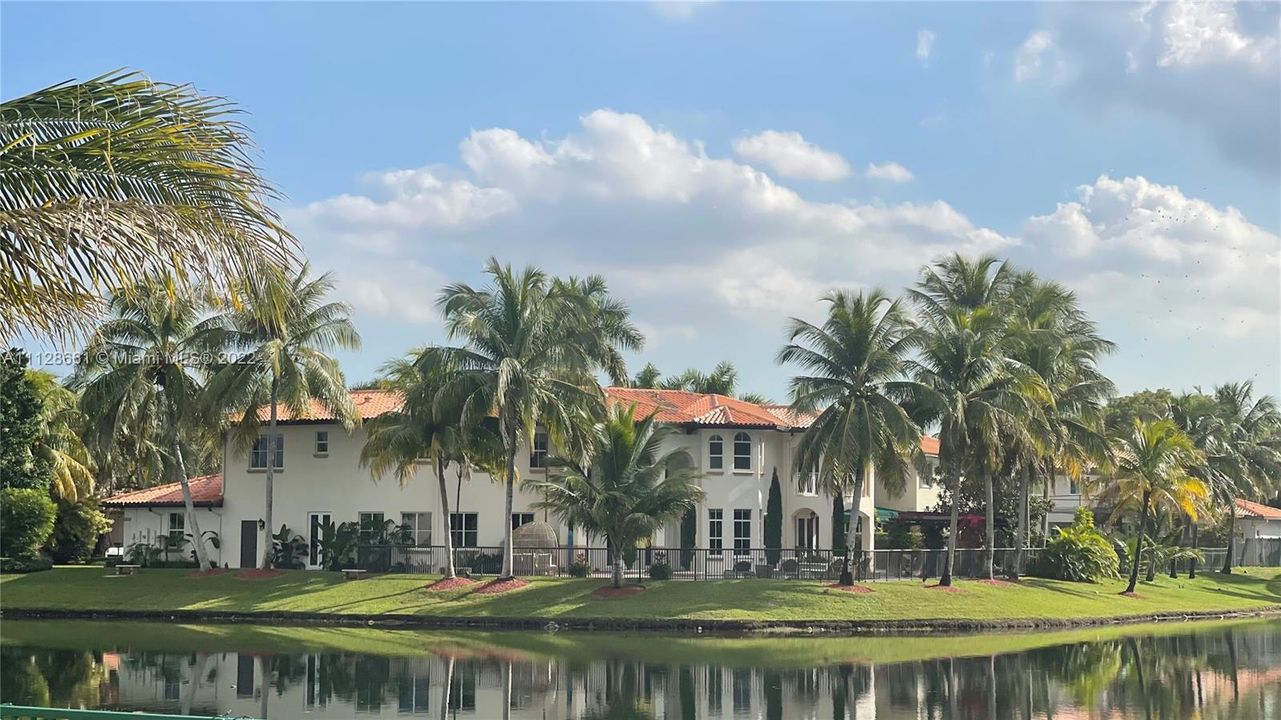 Recently Sold: $1,300,000 (6 beds, 5 baths, 3232 Square Feet)