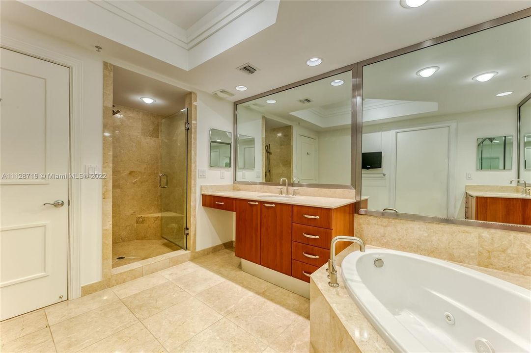 最近售出: $1,500,000 (2 贝兹, 2 浴室, 2260 平方英尺)