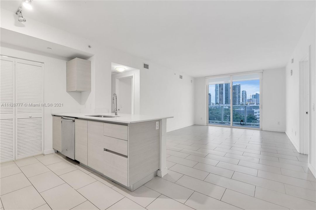 Recently Sold: $479,000 (2 beds, 2 baths, 951 Square Feet)