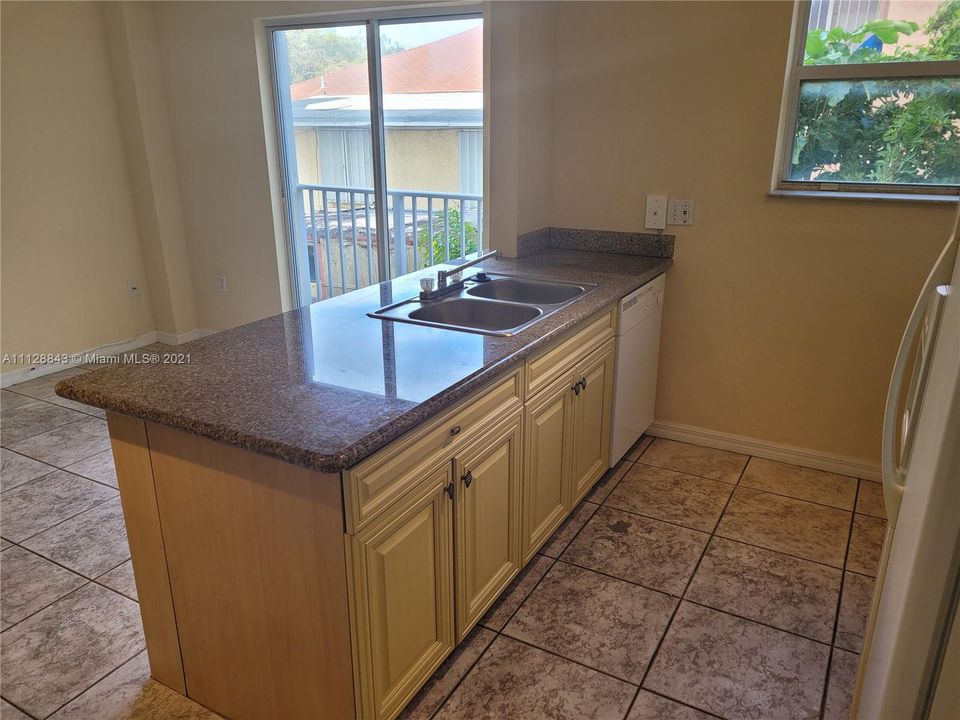 Recently Rented: $1,700 (1 beds, 1 baths, 566 Square Feet)