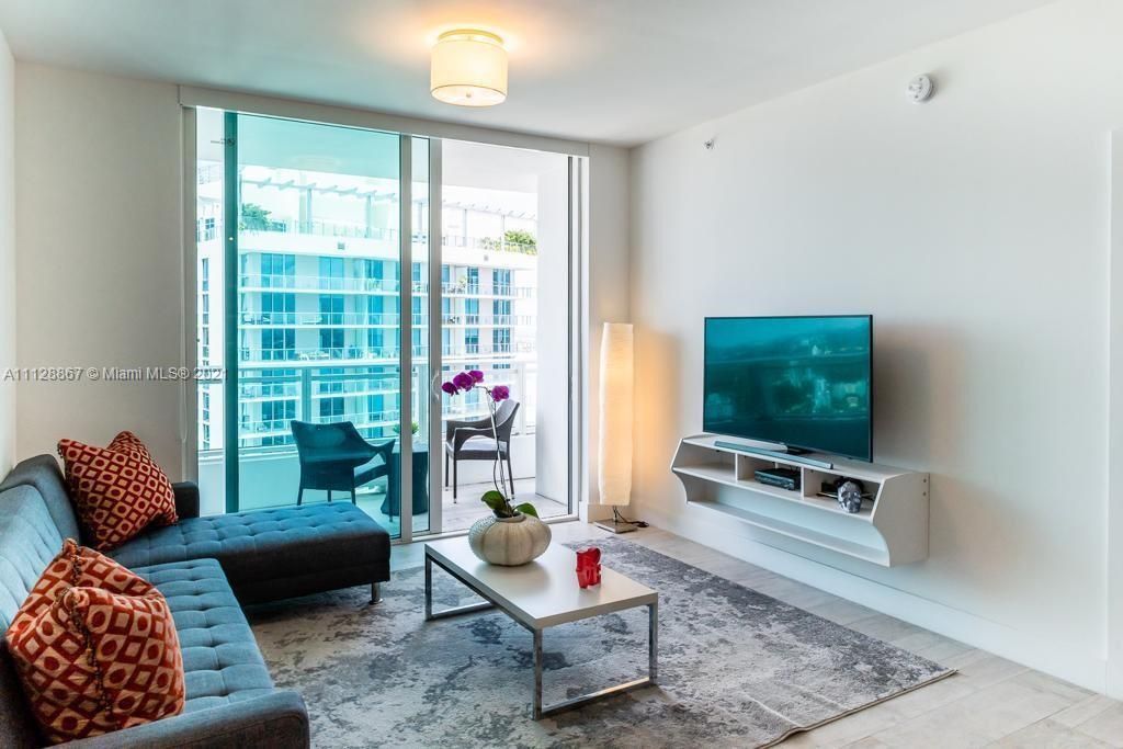 Recently Sold: $585,000 (1 beds, 1 baths, 748 Square Feet)