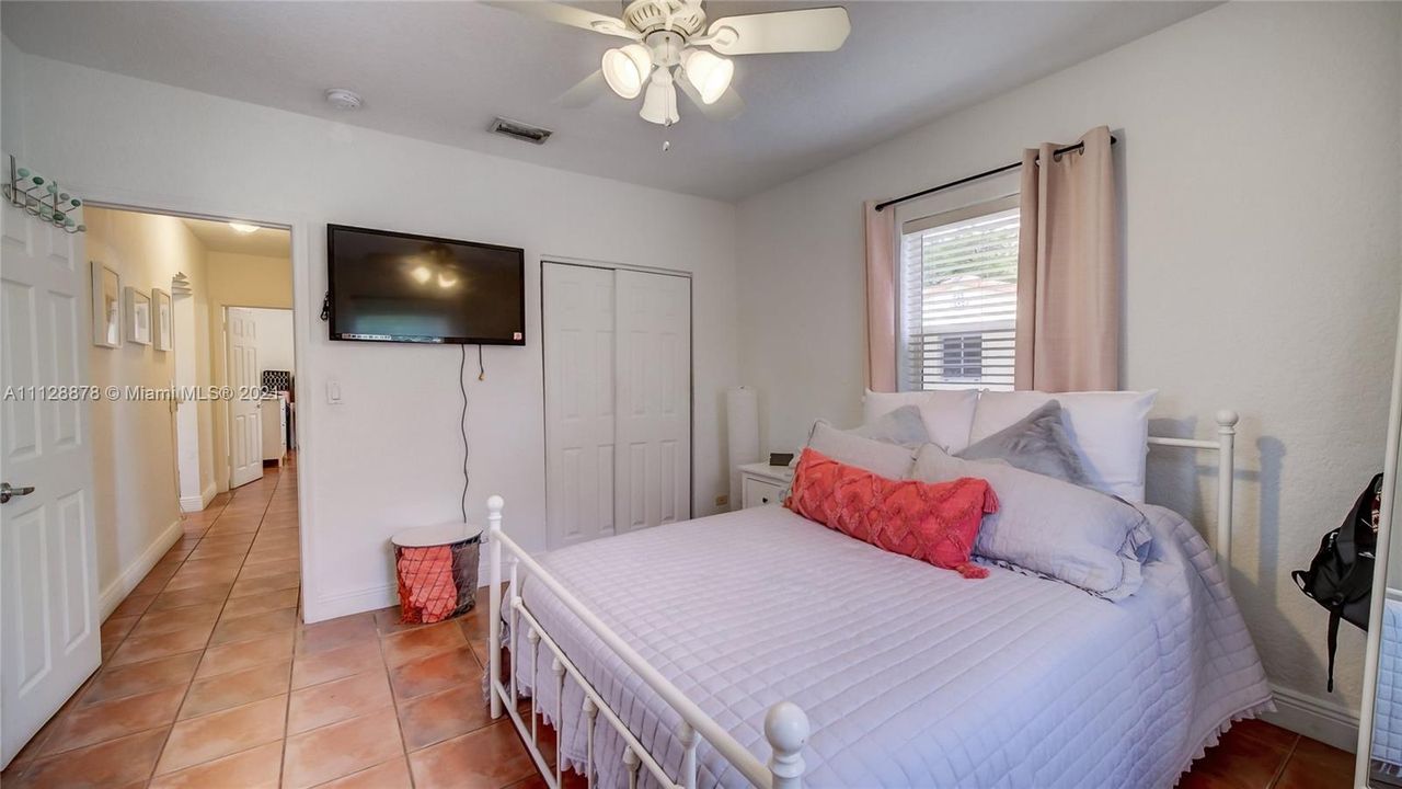Recently Sold: $375,000 (2 beds, 2 baths, 1073 Square Feet)
