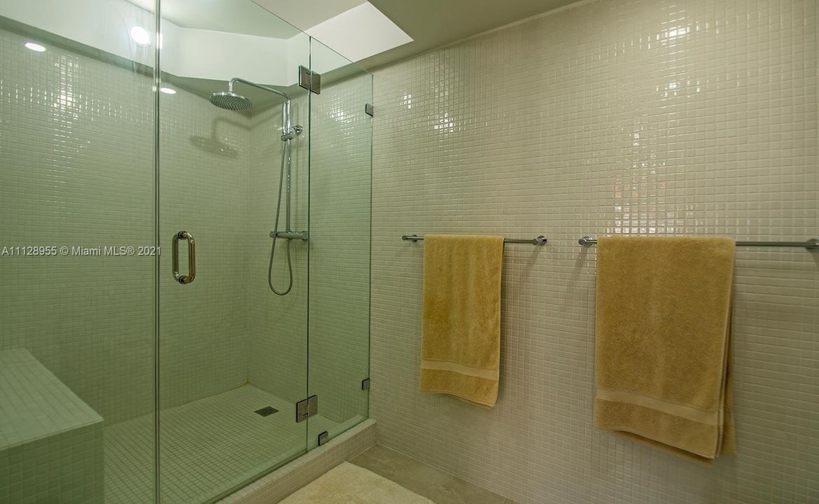 最近售出: $749,700 (2 贝兹, 2 浴室, 1661 平方英尺)