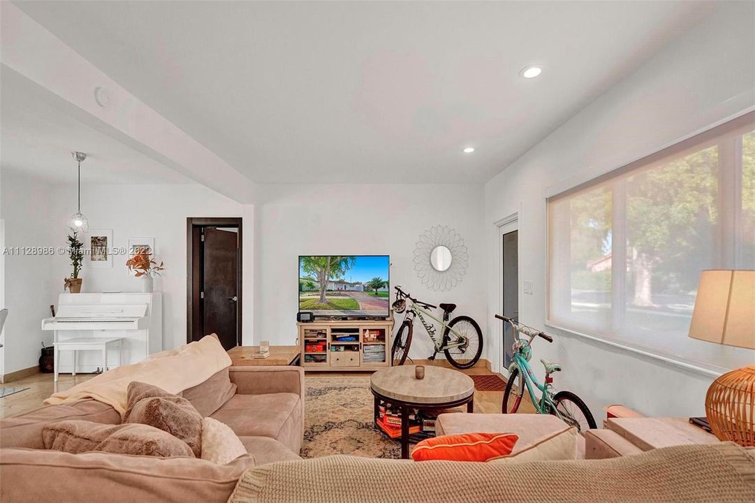 Recently Sold: $1,225,000 (3 beds, 3 baths, 1546 Square Feet)