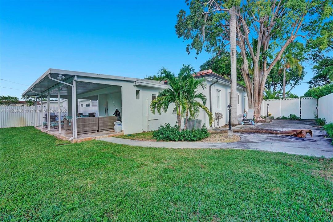 Recently Sold: $1,225,000 (3 beds, 3 baths, 1546 Square Feet)