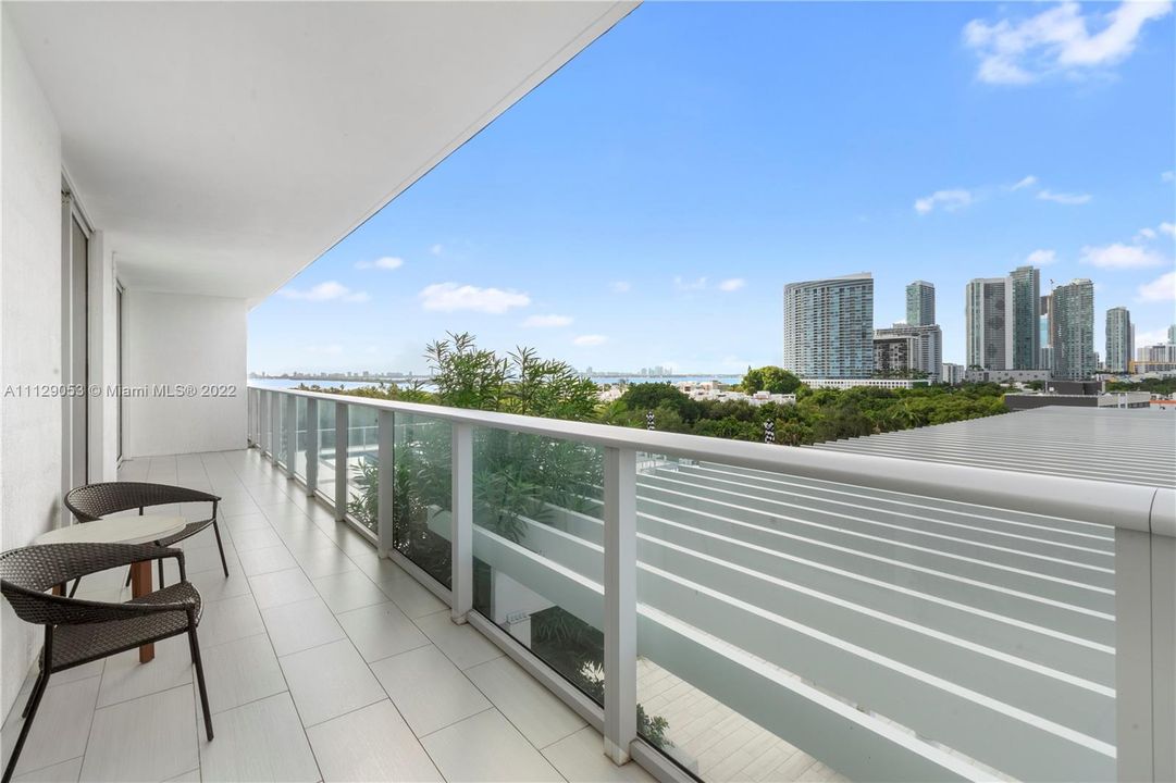 Recently Sold: $585,000 (2 beds, 2 baths, 988 Square Feet)