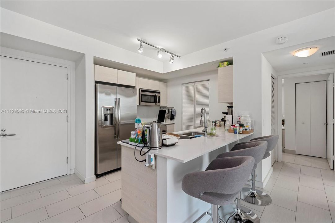 Recently Sold: $585,000 (2 beds, 2 baths, 988 Square Feet)