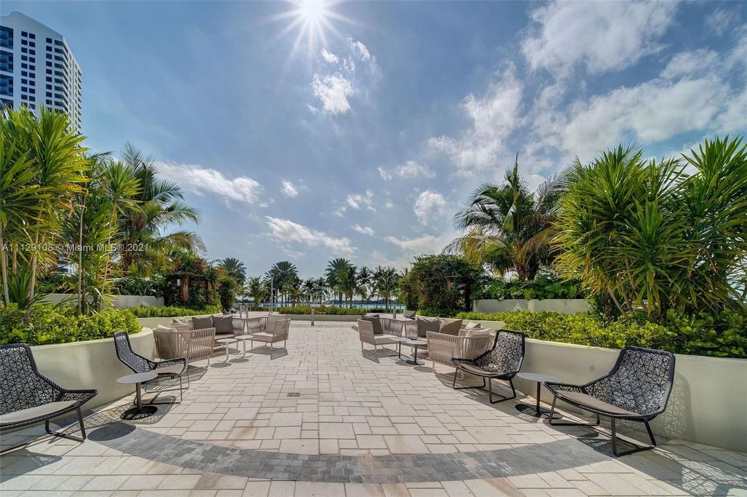 Recently Rented: $3,314 (2 beds, 2 baths, 995 Square Feet)