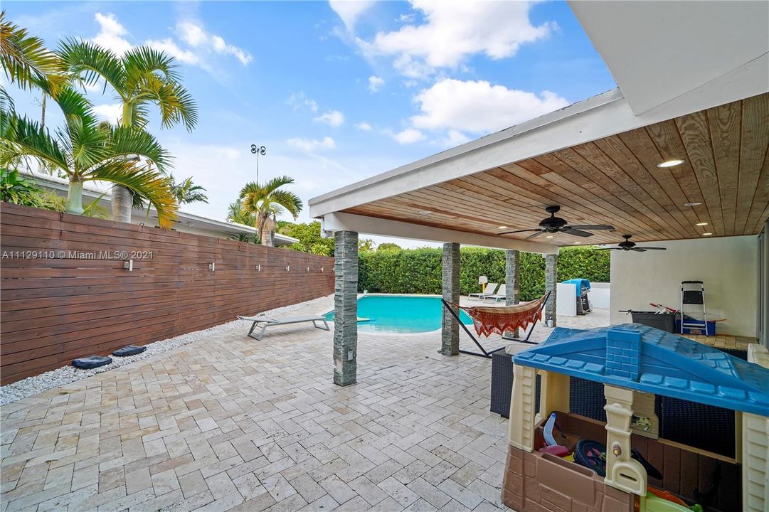 Recently Sold: $1,759,999 (3 beds, 2 baths, 2092 Square Feet)