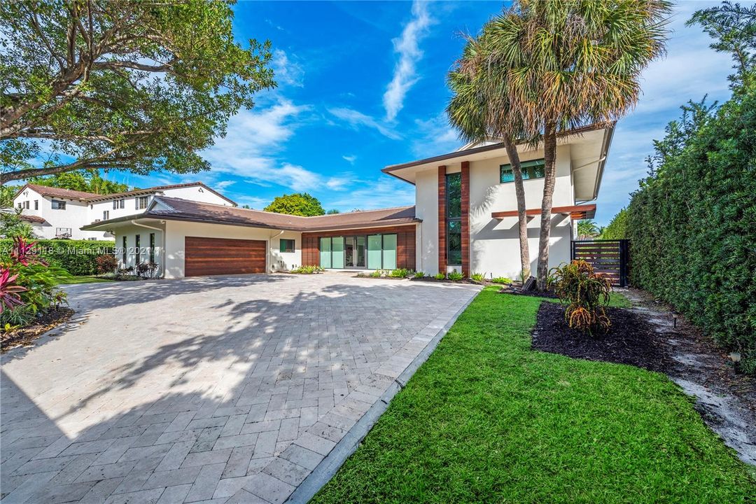 Recently Sold: $4,250,000 (5 beds, 4 baths, 3637 Square Feet)