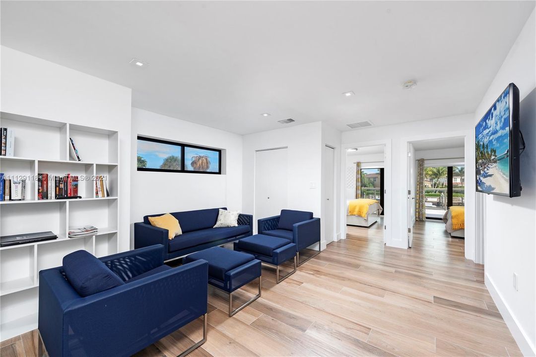 Recently Sold: $4,250,000 (5 beds, 4 baths, 3637 Square Feet)