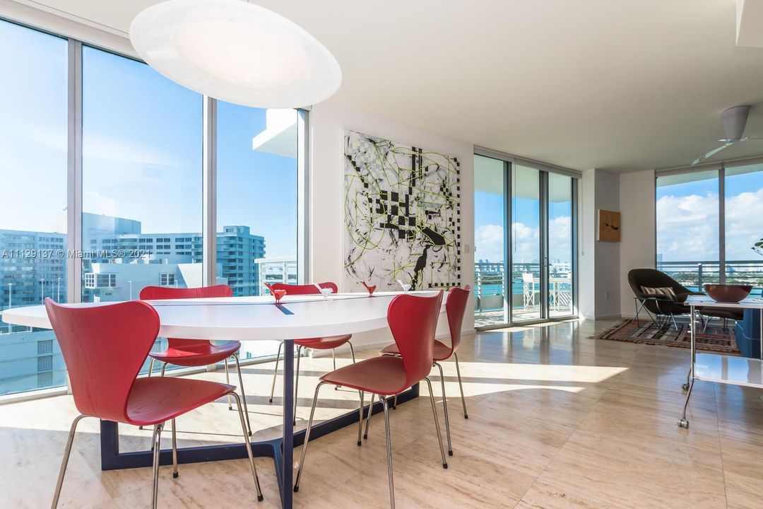 Recently Sold: $2,125,000 (2 beds, 3 baths, 1919 Square Feet)