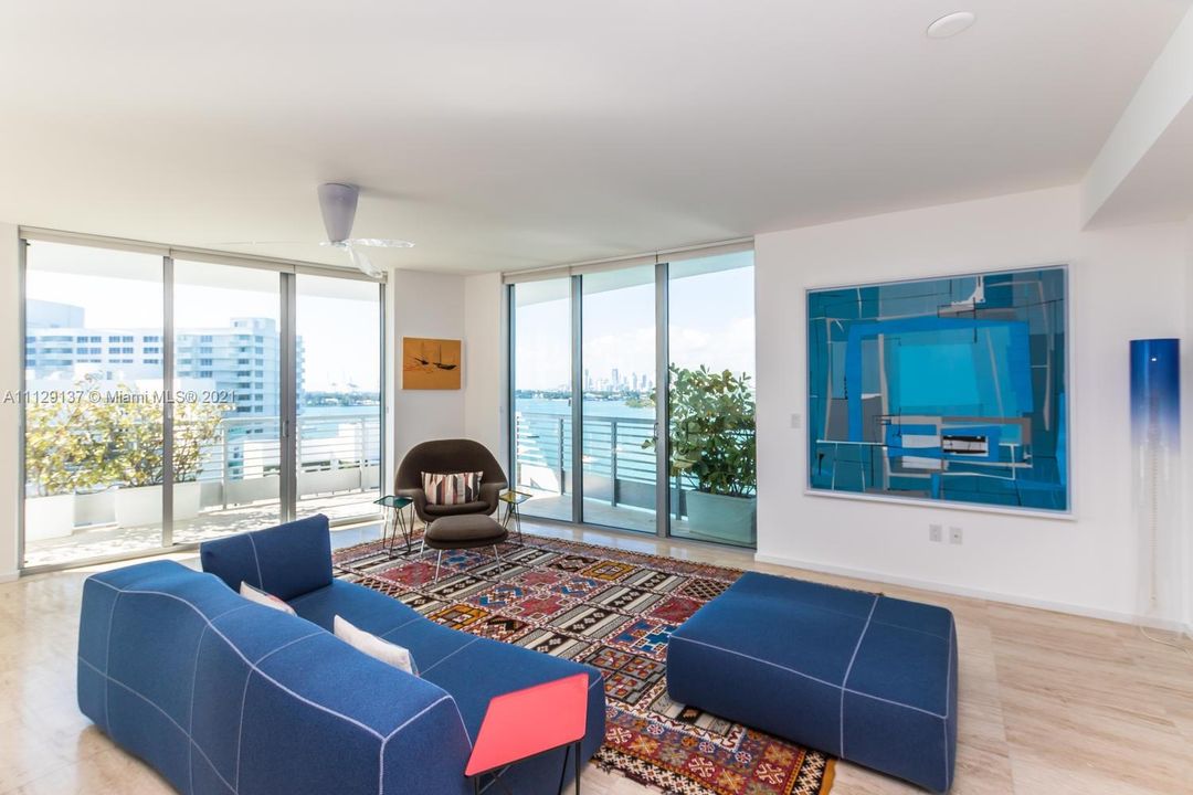 Recently Sold: $2,125,000 (2 beds, 3 baths, 1919 Square Feet)