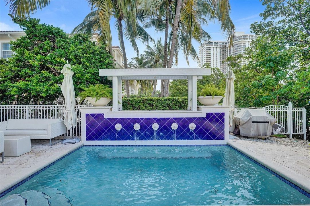 Recently Sold: $3,600,000 (3 beds, 3 baths, 3022 Square Feet)