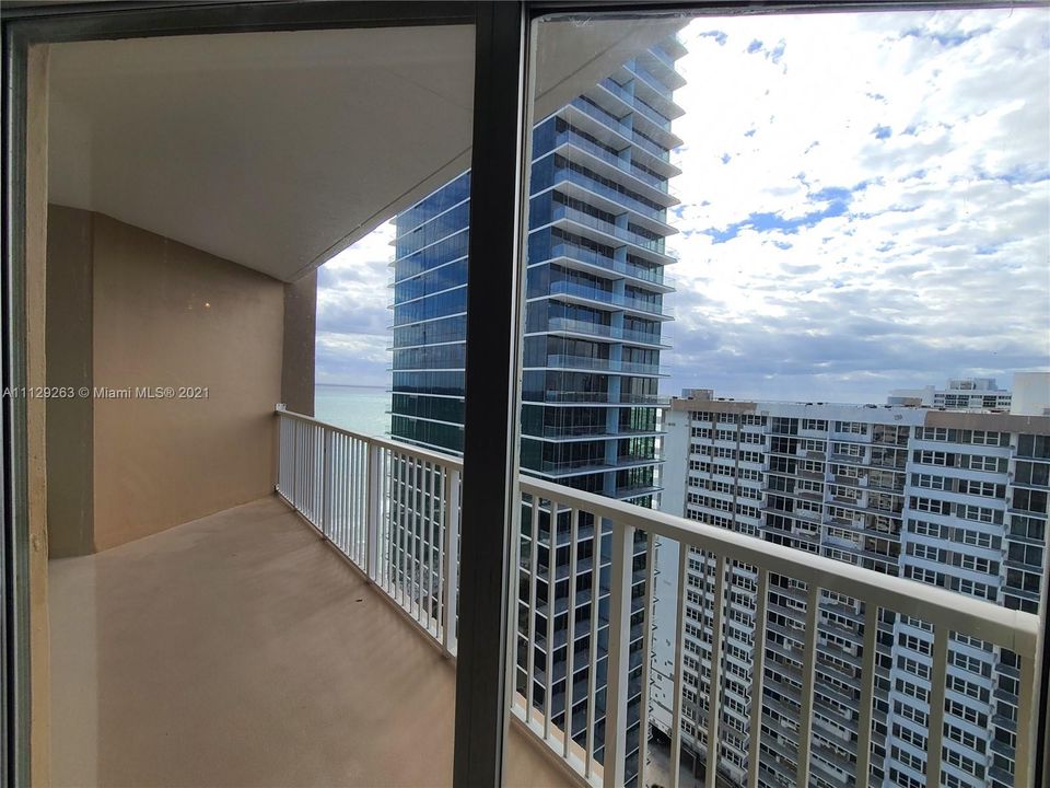 最近租的: $3,000 (1 贝兹, 1 浴室, 870 平方英尺)