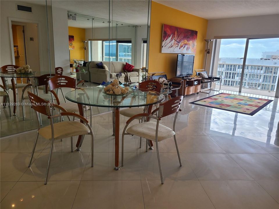 最近租的: $3,000 (1 贝兹, 1 浴室, 870 平方英尺)