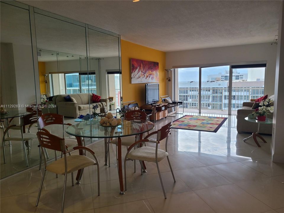 最近租的: $3,000 (1 贝兹, 1 浴室, 870 平方英尺)